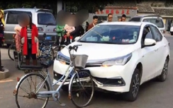 Video: Khó tin cảnh xe đạp đâm ô tô móp đầu