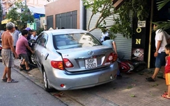 Nữ tài xế tông hàng loạt xe máy khi lùi ô tô