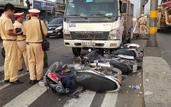Xe tải lao thẳng vào 5 xe máy, một phụ nữ bị thương nặng