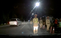 Video: Tài xế taxi ngỡ ngàng trước hành động của CSGT giữa đêm khuya