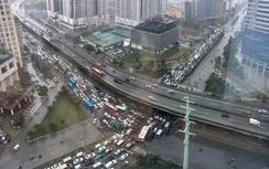 Video: Đường phố Hà Nội “chết cứng” trong ngày mưa rét