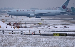 Hình ảnh mới nhất vụ máy bay đâm cột điện cao thế ở Canada