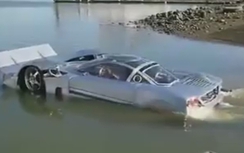 Kỳ lạ ô tô bơi lội dưới nước như du thuyền