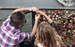 Clip: Cận cảnh gỡ bỏ ổ khóa tình yêu trên cây cầu ở Paris