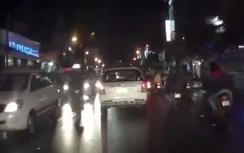 Cãi nhau, tài xế taxi Sài Gòn đấm gục người đi đường