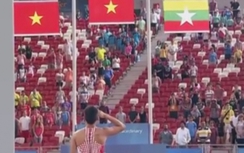 Clip: VĐV Việt đang thi đấu bỗng dừng lại chào cờ