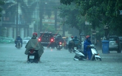 Phải làm gì khi đi đường gặp mưa dông, gió lớn?