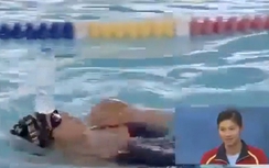 Kình ngư Ánh Viên bơi ngửa với chai nước trên trán