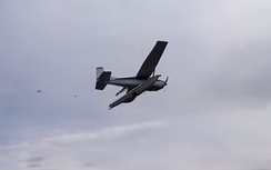 Video 2 máy bay Canada đâm nhau, phi công may mắn sống sót