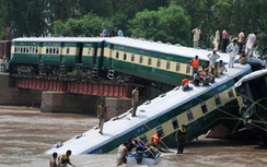 Qua cầu hỏng, tàu hỏa Pakistan lăn xuống kênh