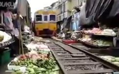 Chợ "tử thần" nằm trên đường ray xe lửa