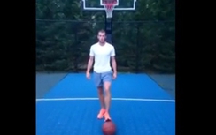 Gareth Bale trổ tài chơi bóng rổ... bằng chân