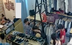 Clip: 'Nữ quái' trộm đồ khách hàng ngay giữa shop quần áo