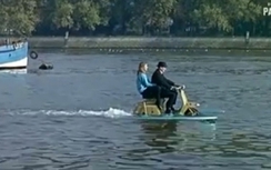 Cận cảnh xe máy đi trên mặt nước như du thuyền