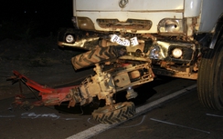 Hình ảnh thảm khốc vụ xe tải tông công nông chở 14 người
