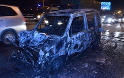 Ô tô bất ngờ cháy trơ khung trên cầu Thanh Trì (Video)