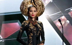 Ấn tượng với trang phục mạ vàng của Phạm Hương tại Miss Universe