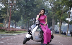 Chân dài Việt sánh bước cùng xe máy điện Honda V-Sun