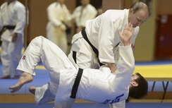 Tổng thống Nga Putin “quật ngã” nhà vô địch judo Olympic