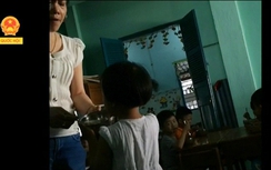 Phẫn nộ cô giáo dùng muỗng inox đánh trẻ trong giờ ăn