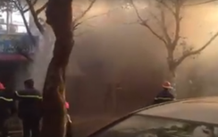 Clip: Gara ô tô tại Hà Nội bốc cháy ngùn ngụt