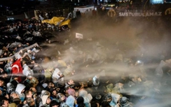 Bạo loạn ở Thổ Nhĩ Kỳ, cảnh sát bắn đạn hơi cay