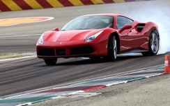 Nửa đêm "gái hư" Ferrari 488 GTB bỏ nhà ra phố nẹt pô