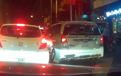 Vượt đèn đỏ, taxi Vinasun suýt tông chết người