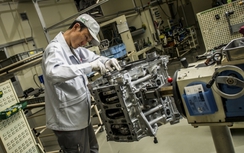 Nissan tiết lộ quy trình sản xuất GT-R