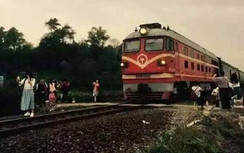 Mải mê chụp ảnh tự sướng, nữ sinh bị xe lửa đâm tử vong