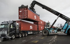 Volvo FH16 750 vượt qua thử thách kéo container nặng 750 tấn