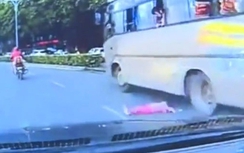 Thót tim bé gái 2 tuổi rơi từ cửa sổ xe buýt xuống đường