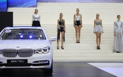 Dàn người mẫu Tây hùng hậu tại triển lãm BMW World ở Hà Nội