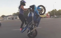 Nữ biker trổ tài bốc đầu mô tô trên đường phố