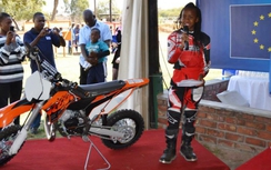 Bé gái 11 tuổi trở thành VĐV đua xe mô tô địa hình
