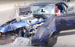 Siêu xe Chevy Camaro nát đầu sau khi đâm vào hàng rào sắt