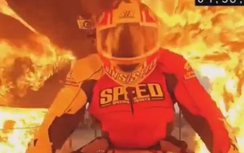 Mãn nhãn màn trình diễn của biker vượt qua hầm lửa