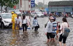 Hàng trăm ô tô, xe máy “nằm chết” trong “biển nước”