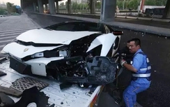 Sao giải trí Trung Quốc "thử" sức mạnh Lamborghini bằng... cột điện