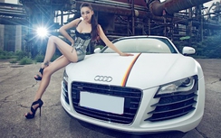 Kiều nữ sexy "hạ gục" siêu xe Audi R8