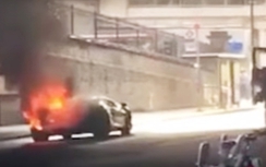 Siêu xe Lamborghini Aventador bốc cháy dữ dội trên đường cao tốc