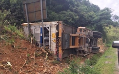 Một ngày, hai xe tải cùng "ngửa bụng" ở Lạng Sơn