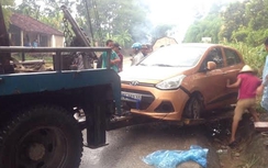 Đường trơn trượt, xe Hyundai rơi xuống kênh mương hư hỏng nặng