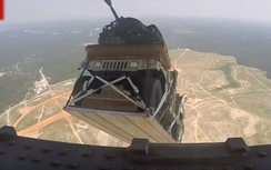 Độc đáo màn nhảy dù từ máy bay của xe quân sự Humvee?
