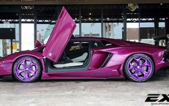 Siêu bò Lamborghini Aventador LP700-4 rực rỡ "bộ cánh" tím hồng