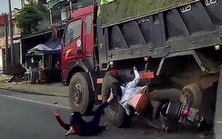 Luồn lách vượt ẩu, hai thiếu nữ ngã nhào vào xe tải