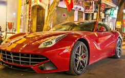 Siêu ngựa Ferrari F12 Berlinetta màu đỏ rực dạo phố Hà Nội