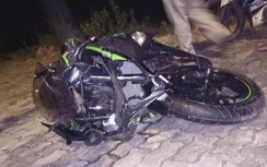 Kawasaki Ninja 300 bị hư hỏng nặng sau va chạm với xe gắn máy