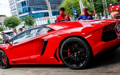 Siêu Lamborghini Aventador Roadster náo loạn Sài Gòn khi đổ xăng
