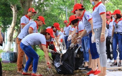 1.000 cựu học sinh PTTH Hà Nội dọn rác ở Hồ Tây